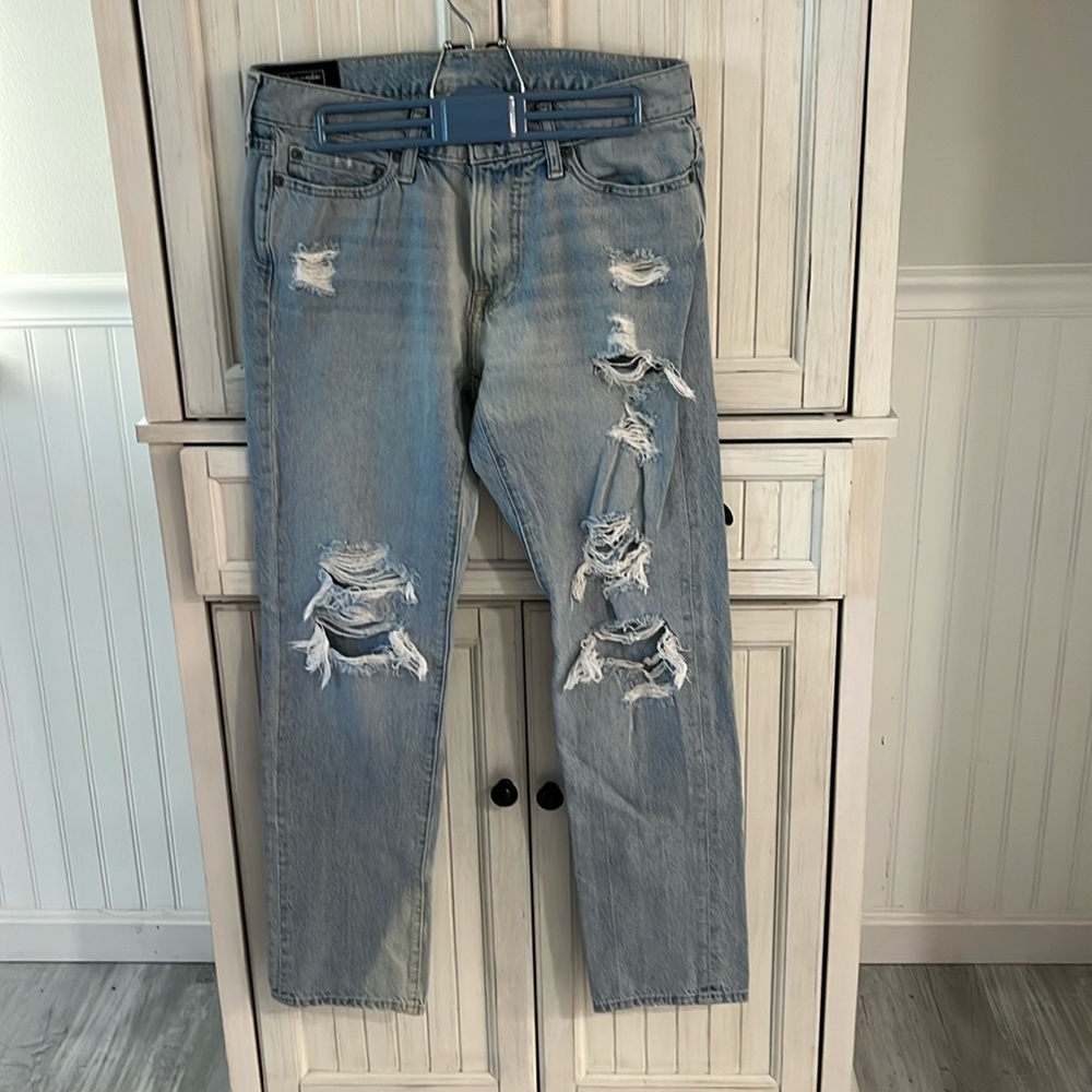 Abercrombie & Fitch Men’s destroyed denimJeans